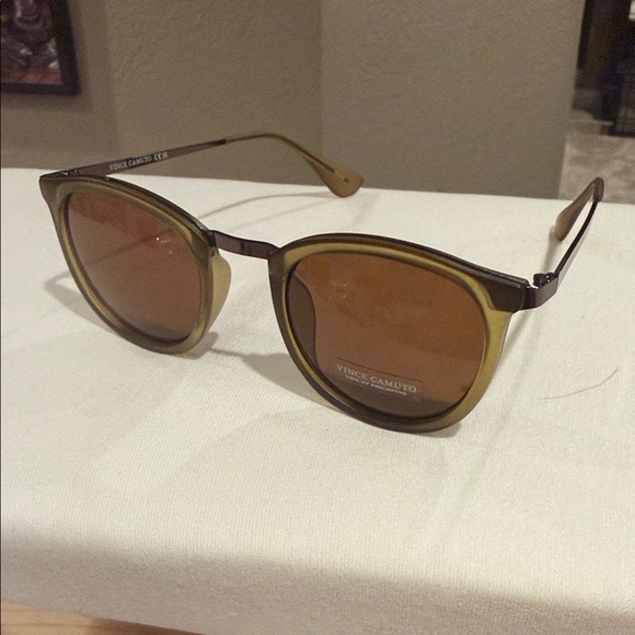 Vince Camuto Accessories - New Vince Camuto round club sunglasses